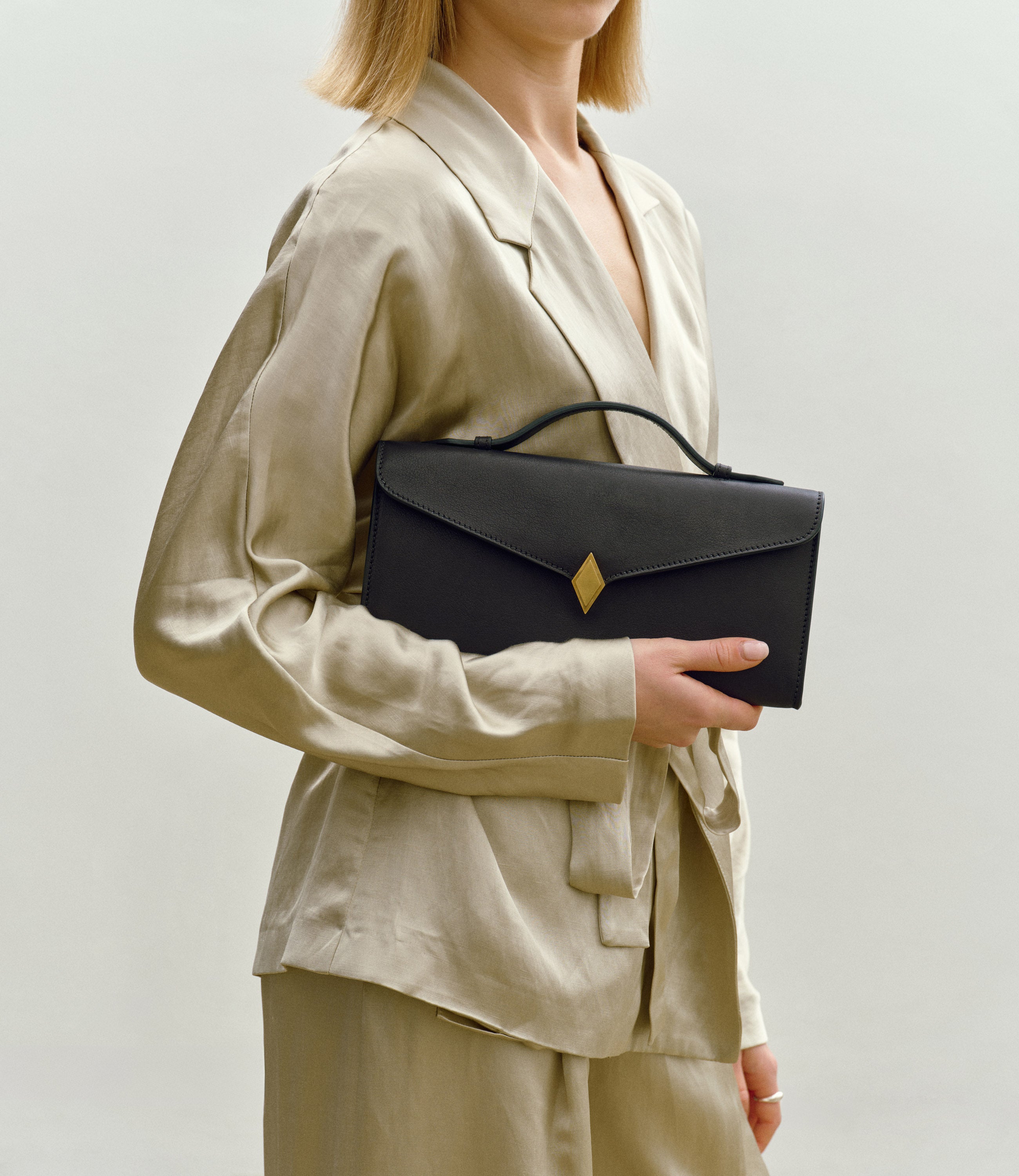 Women's Edge Clutch Supple Calfskin Leather Black | Métier US