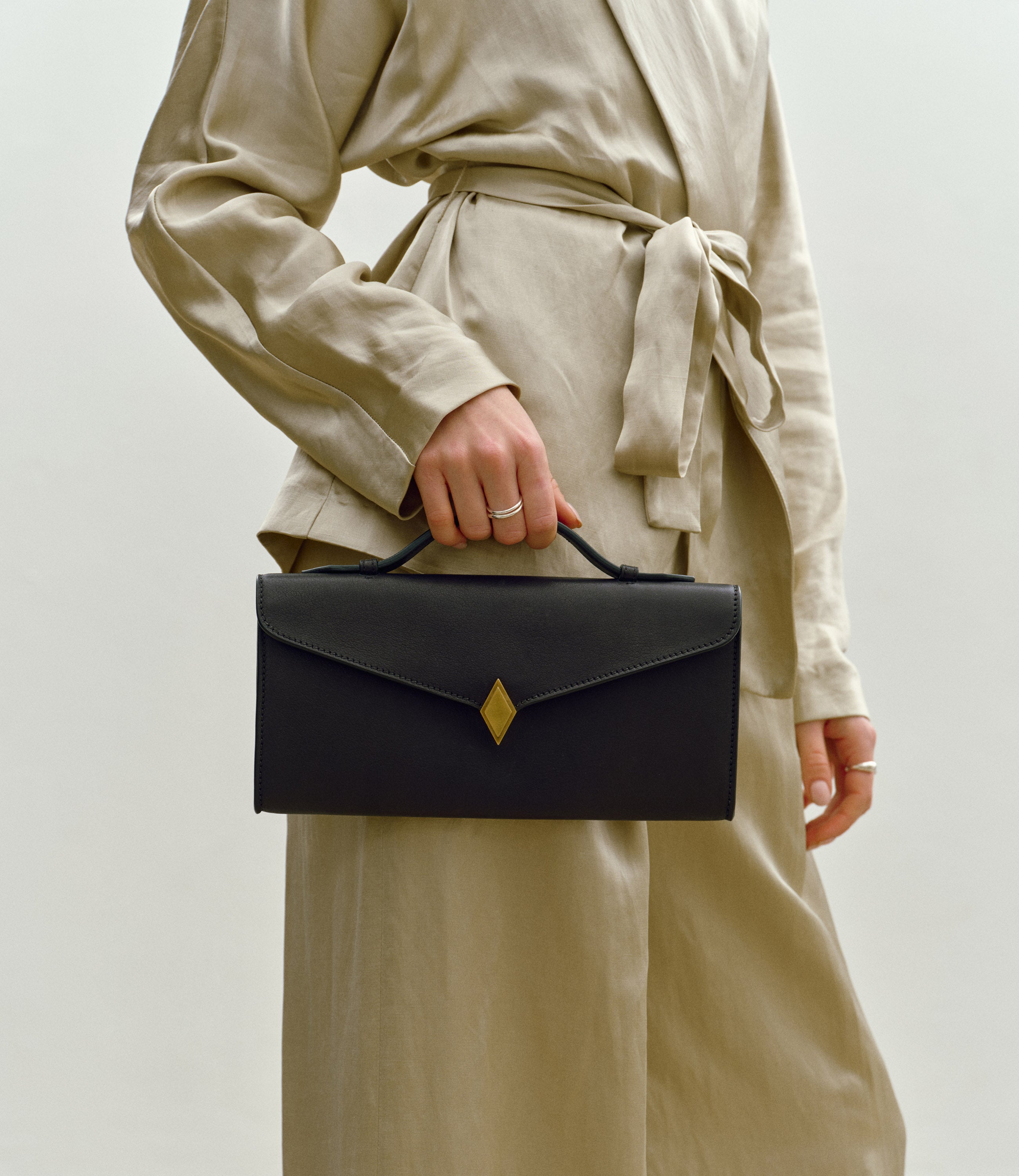 Women's Edge Clutch Supple Calfskin Leather Black | Métier US