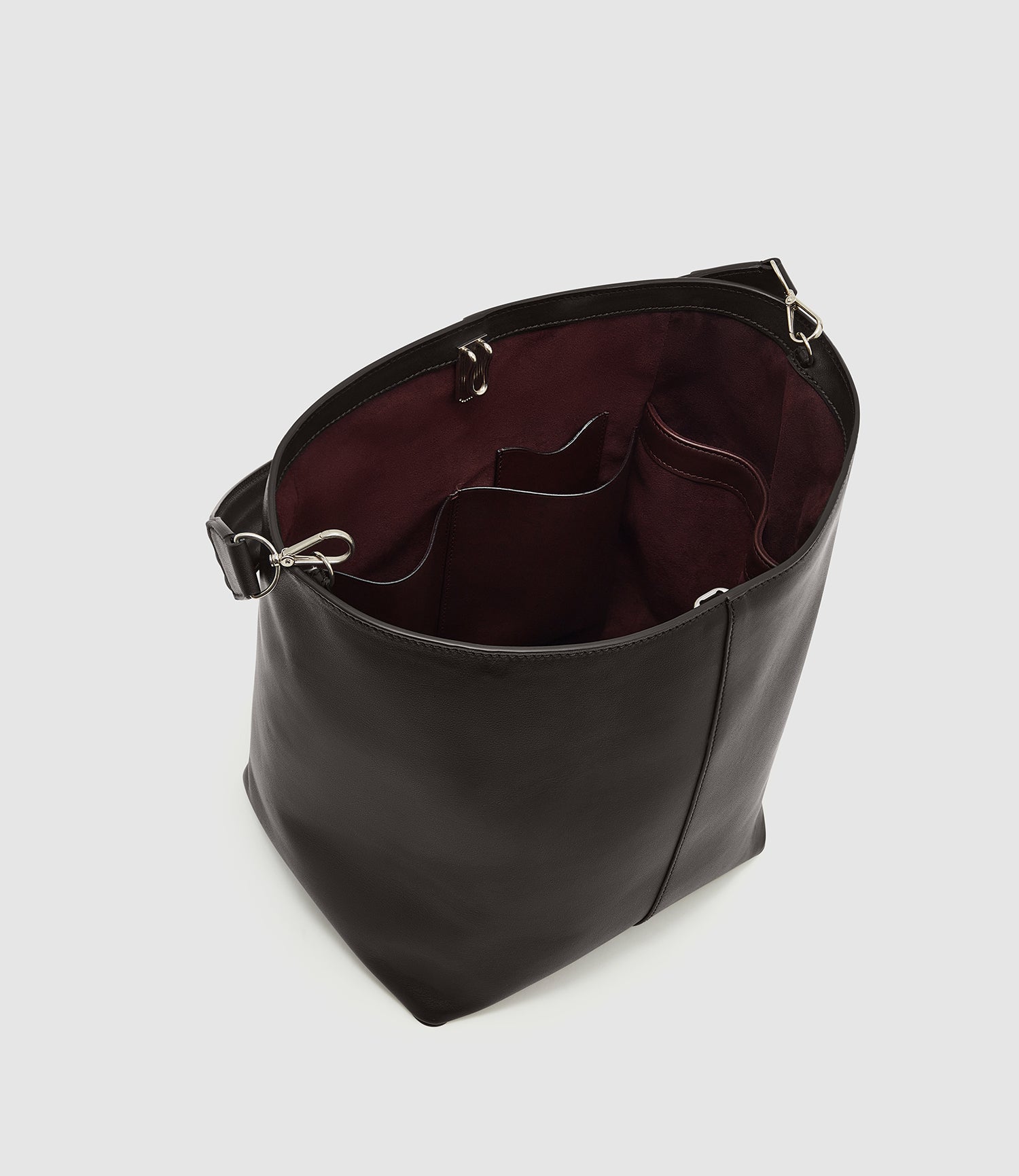Twist 22 Supple Calfskin Leather Black| Métier US